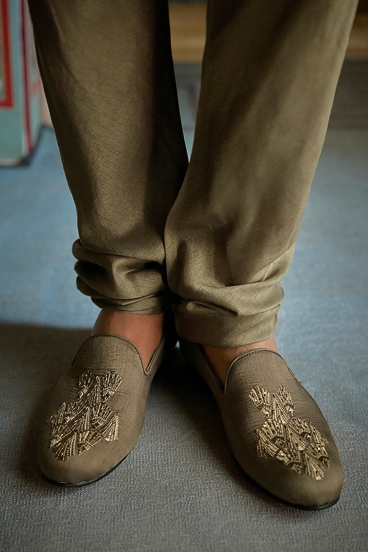 Antique Gold Textured Silk Thread Embroidered Groom Sherwani Set by Seema Gujral Men at Pernia's Pop Up Shop