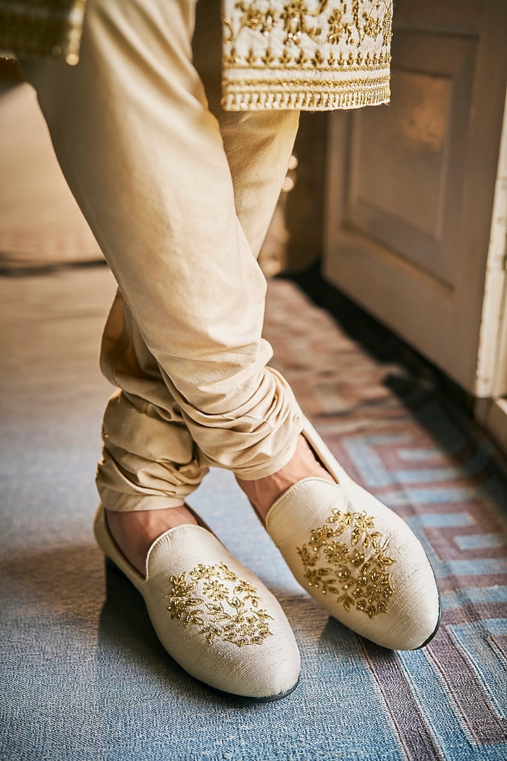 Beige Raw Silk Zardosi Embroidered Groom Sherwani Set by Seema Gujral Men at Pernia's Pop Up Shop