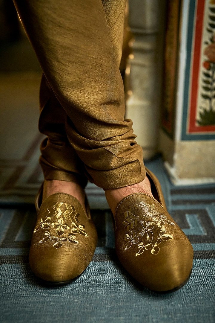 Military Green Raw Silk Thread Embroidered Groom Sherwani Set by Seema Gujral Men at Pernia's Pop Up Shop