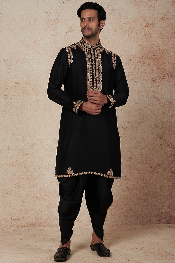 Black Kurta Set With Embroidery by Seema Gujral Men