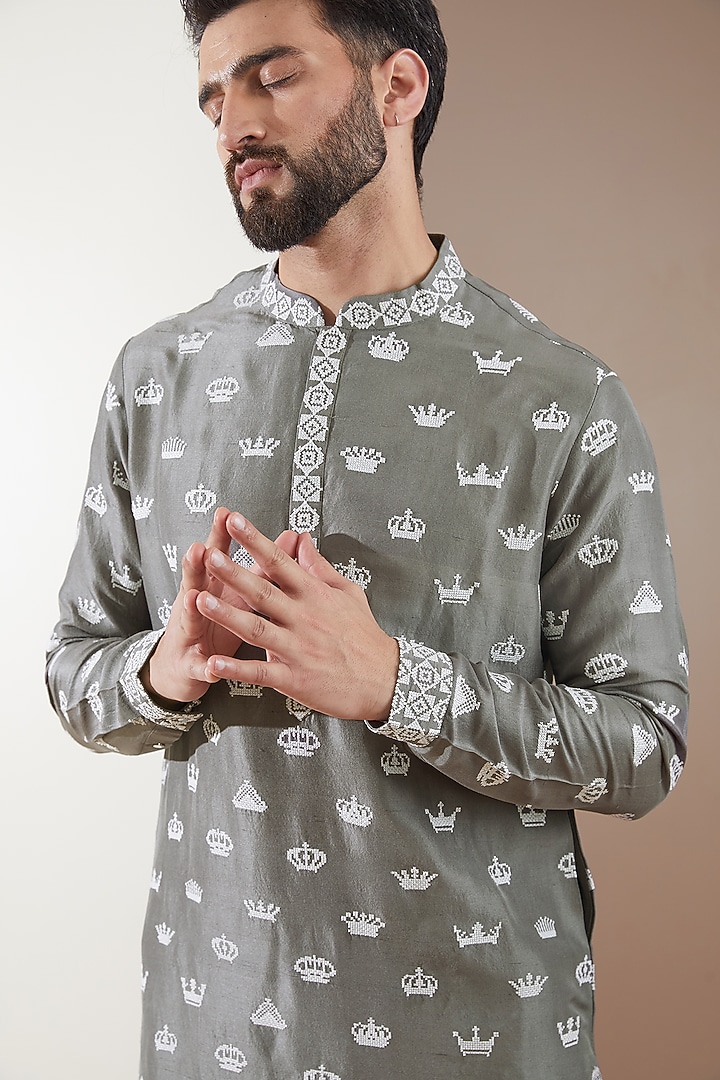 Grey Silk Embroidered Kurta Set by Seema Gujral Men at Pernia's Pop Up Shop