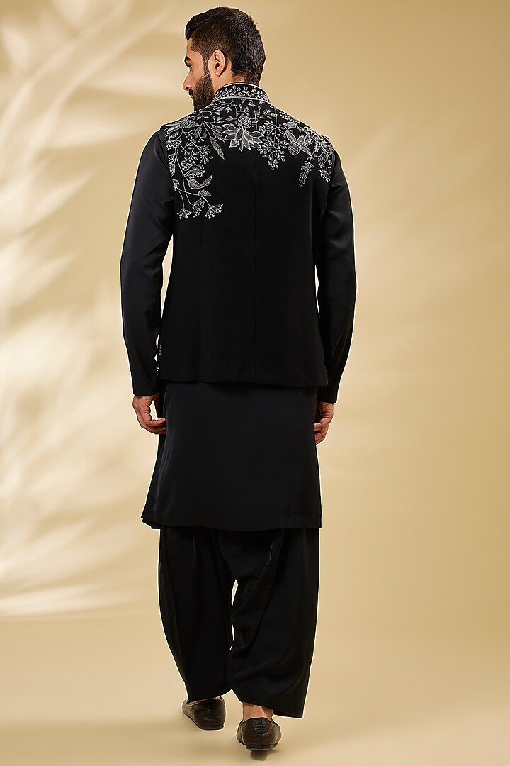 Black Silk Embroidered Bundi Jacket Set by Seema Gujral Men at Pernia's Pop Up Shop