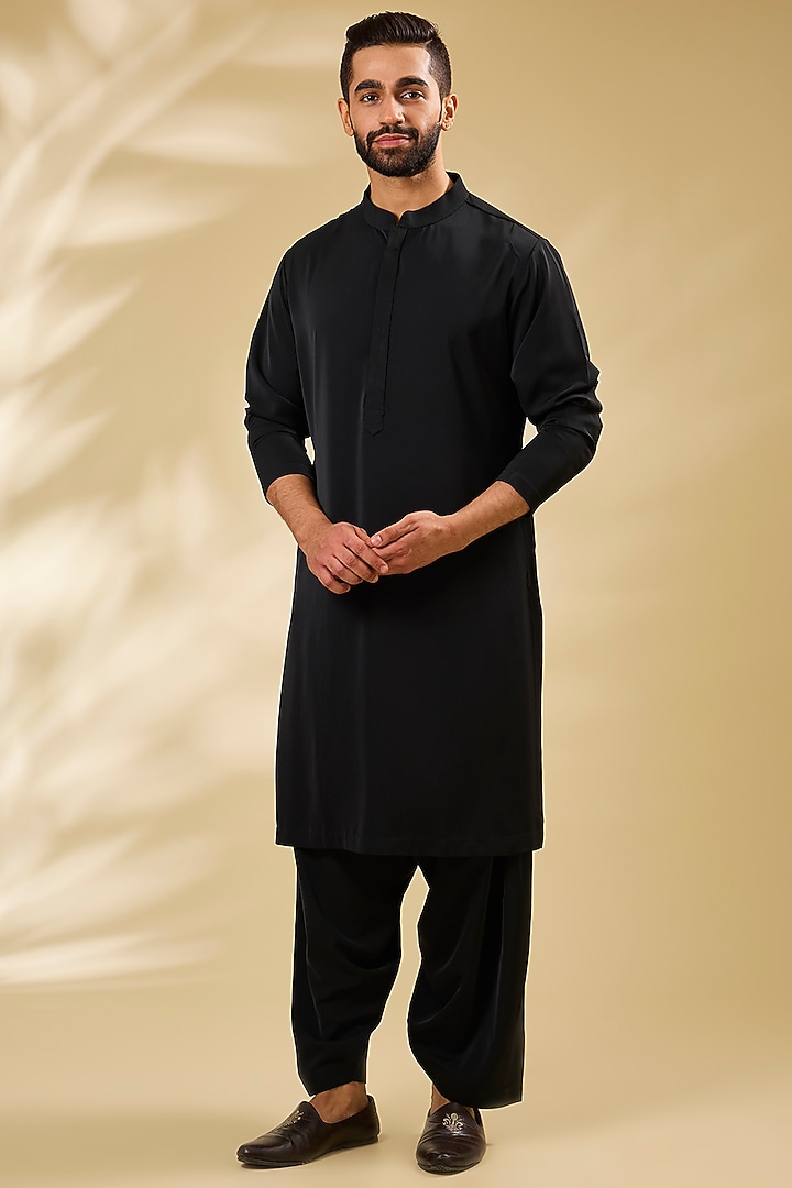 Black Silk Embroidered Bundi Jacket Set by Seema Gujral Men at Pernia's Pop Up Shop