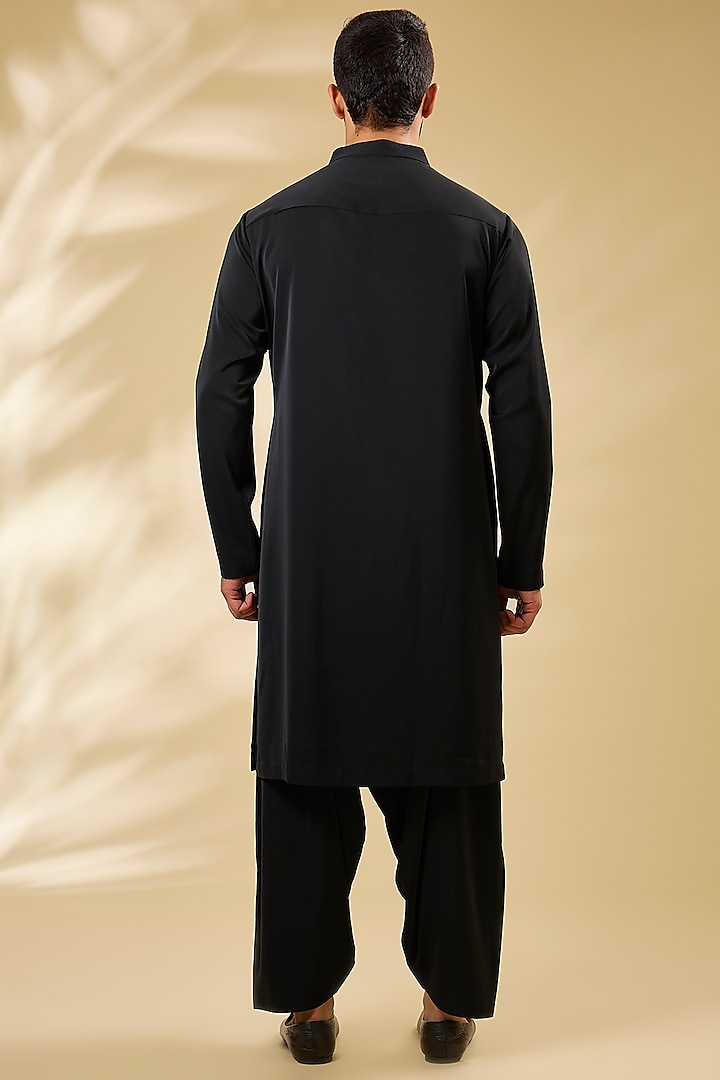 Black Silk Embroidered Bundi Jacket Set by Seema Gujral Men at Pernia's Pop Up Shop