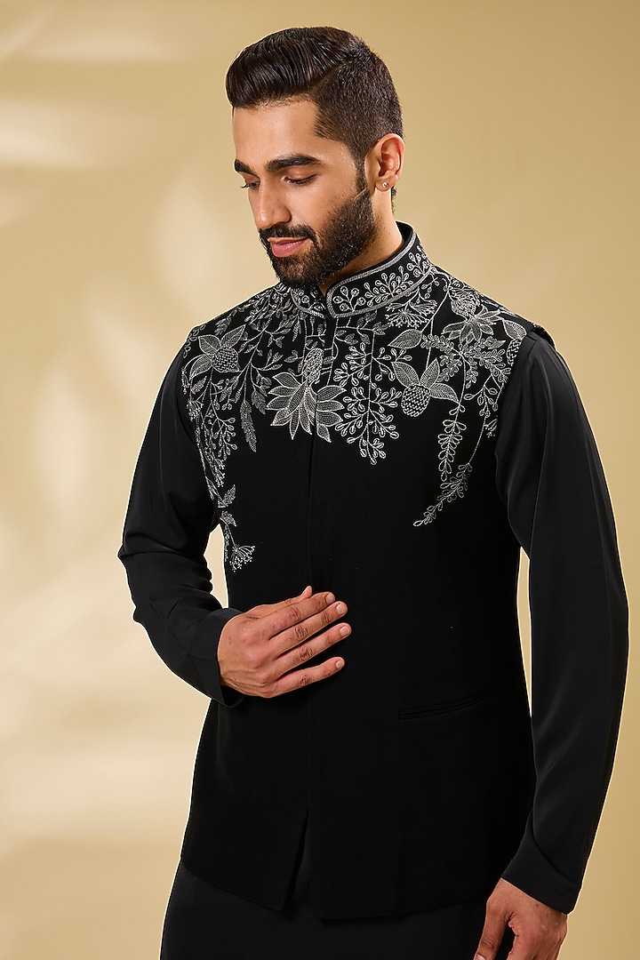 Black Silk Embroidered Bundi Jacket Set by Seema Gujral Men at Pernia's Pop Up Shop