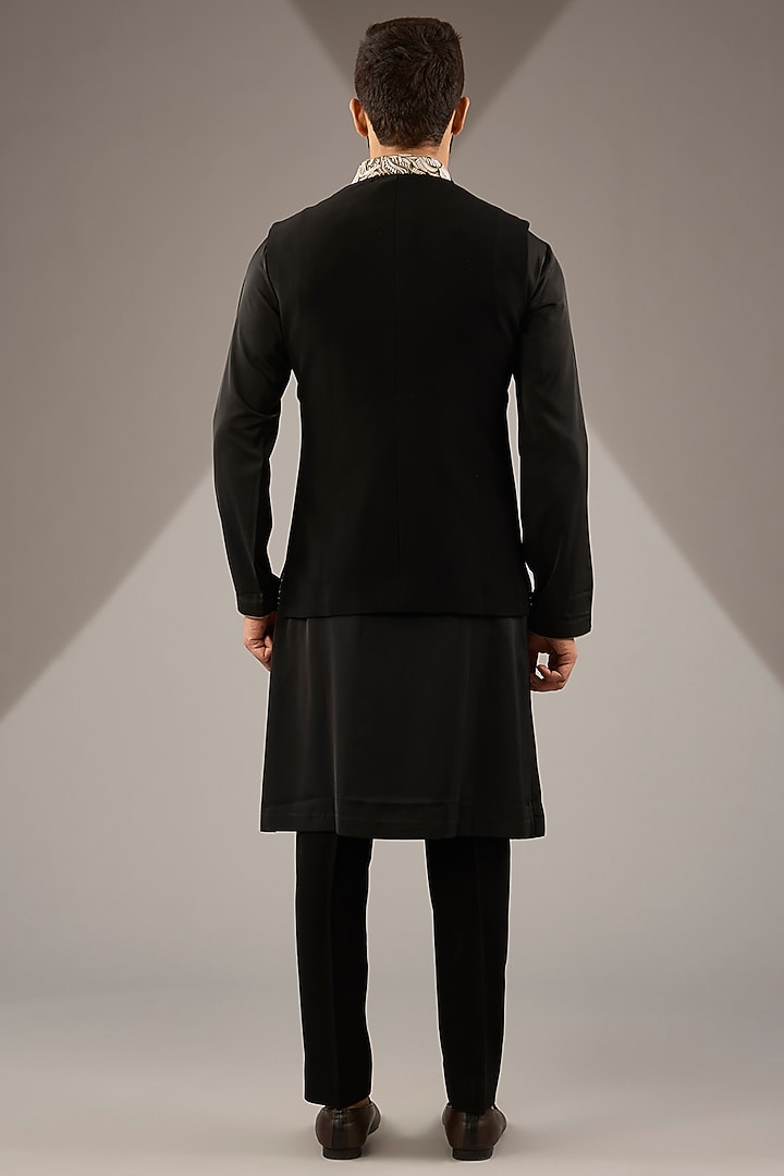 Black Silk Embroidered Bundi Jacket Set by Seema Gujral Men at Pernia's Pop Up Shop