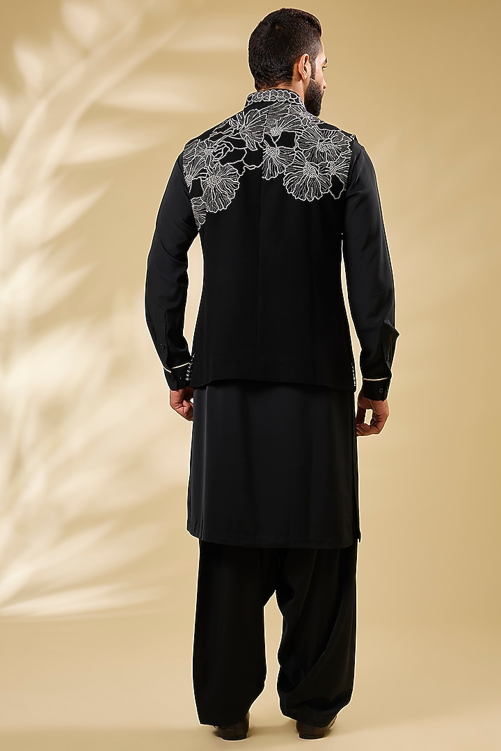 Black Silk Embroidered Bundi Jacket Set by Seema Gujral Men at Pernia's Pop Up Shop