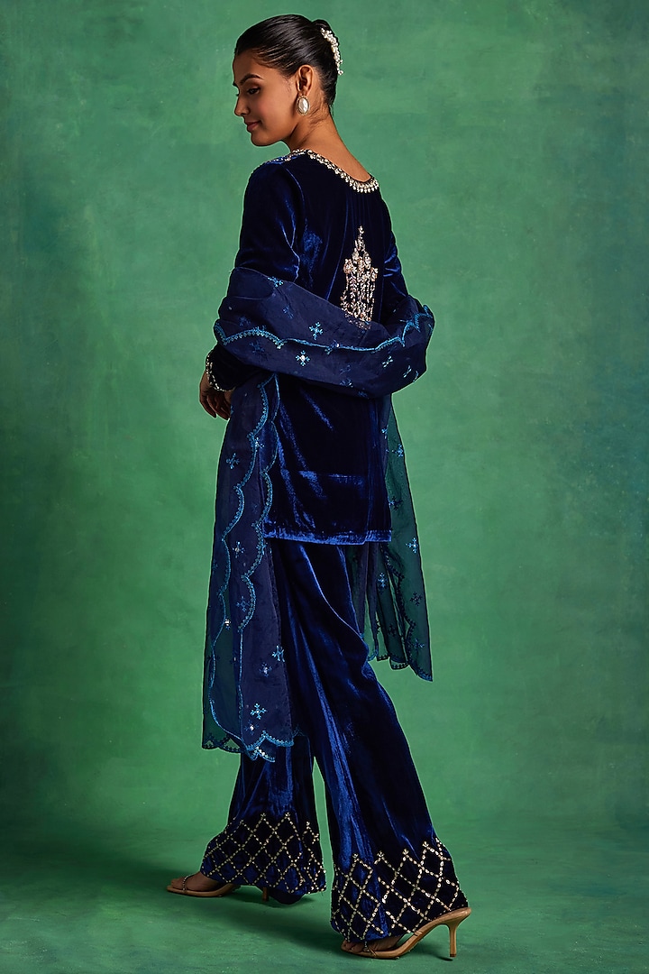 Blue Silk Velvet Hand Embroidered Straight Kurta Set by Sanya Gulati at Pernia's Pop Up Shop