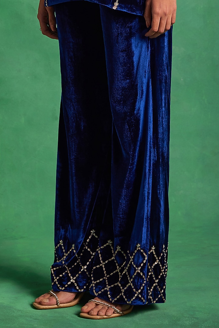 Blue Silk Velvet Hand Embroidered Straight Kurta Set by Sanya Gulati at Pernia's Pop Up Shop