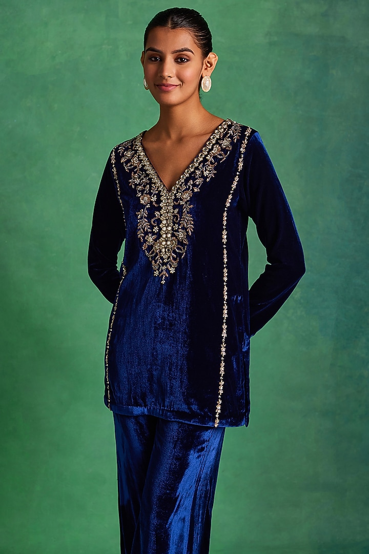 Blue Silk Velvet Hand Embroidered Straight Kurta Set by Sanya Gulati at Pernia's Pop Up Shop
