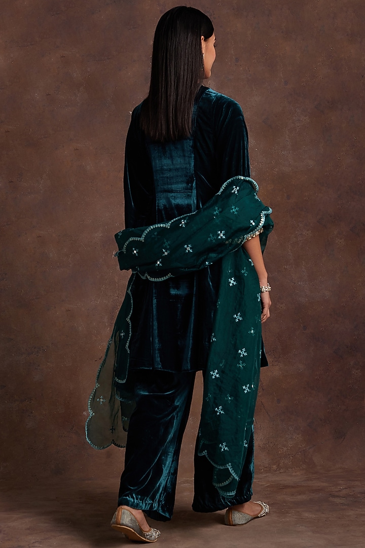 Green Silk Velvet Embroidered Kurta Set by Sanya Gulati at Pernia's Pop Up Shop