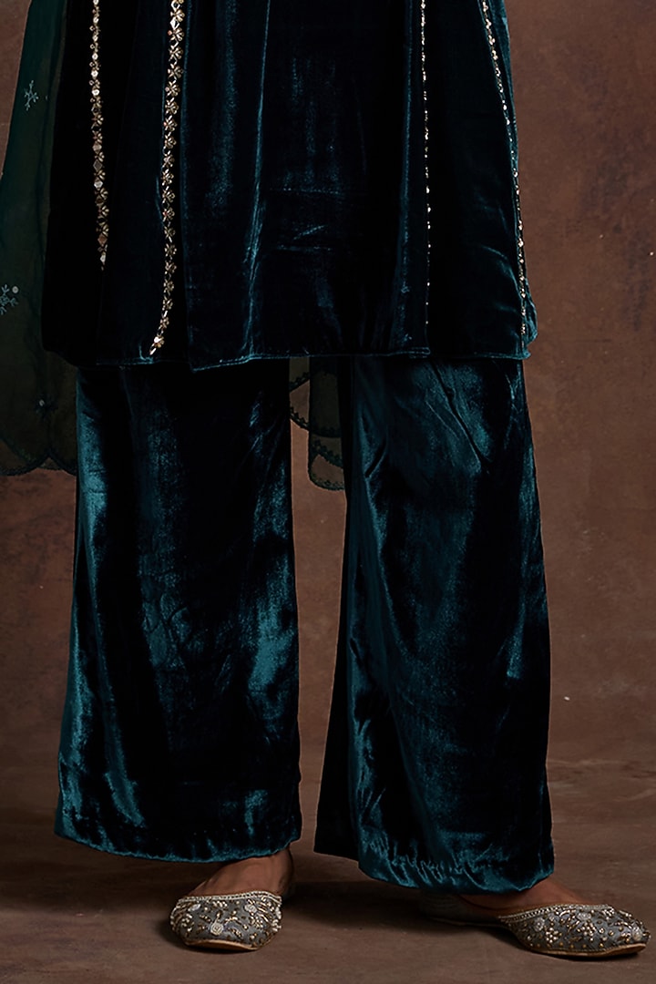 Green Silk Velvet Embroidered Kurta Set by Sanya Gulati at Pernia's Pop Up Shop