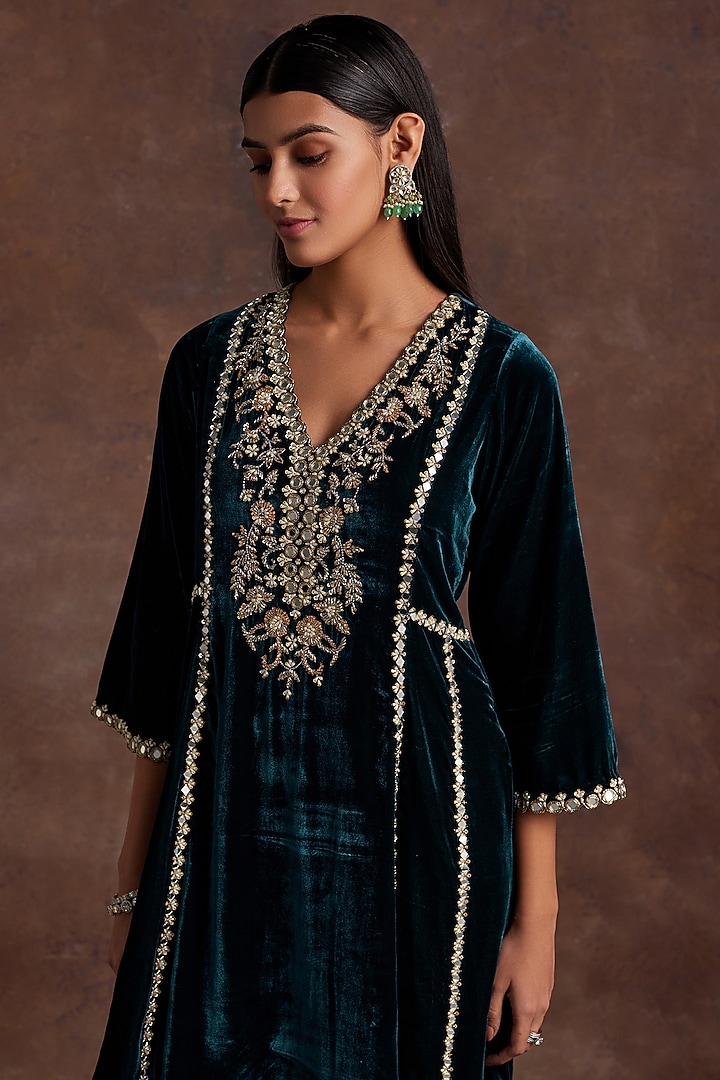Green Silk Velvet Embroidered Kurta Set by Sanya Gulati at Pernia's Pop Up Shop