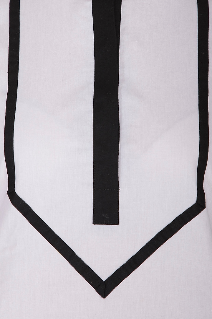 White Geometric Kurta With Pants by Sagaa by Vanita at Pernia's Pop Up Shop