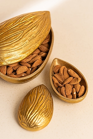 Golden Metal Showpiece (Set Of 2) by SG Home