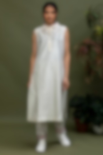 White Sleeveless Kurta With Collar by Smriti Gupta at Pernia's Pop Up Shop