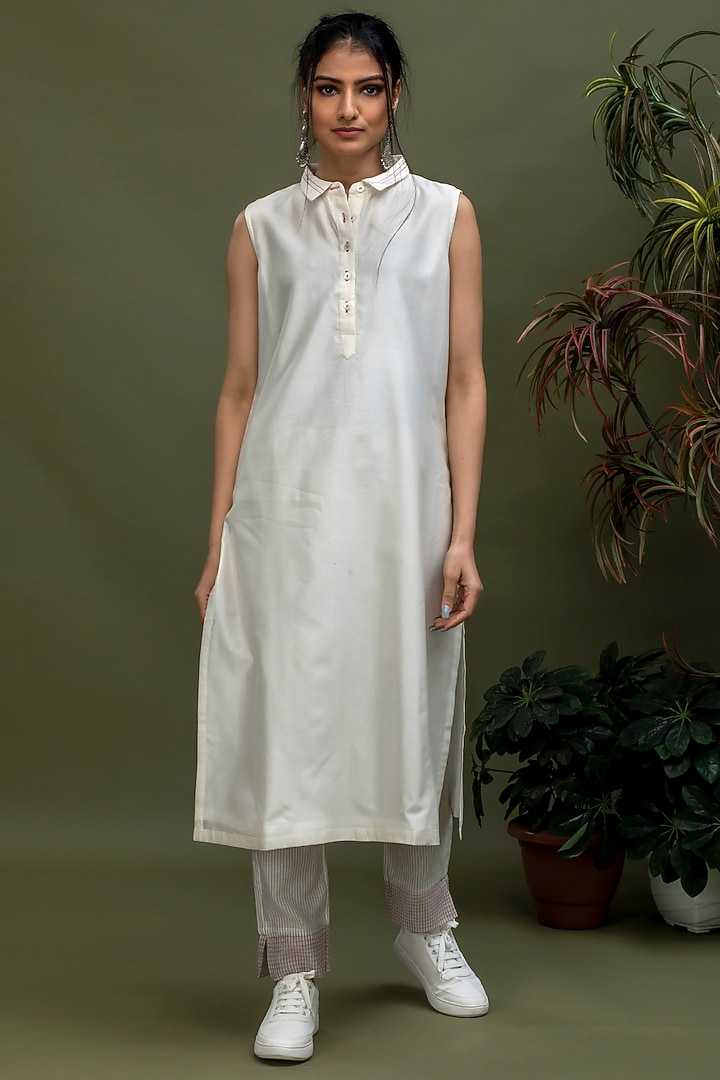 White Sleeveless Kurta With Collar by Smriti Gupta at Pernia's Pop Up Shop