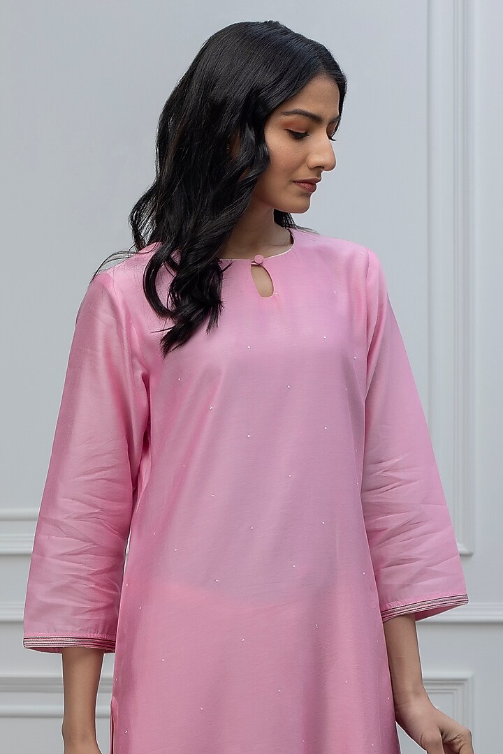Pink Hand Embroidered Kurta by Smriti Gupta at Pernia's Pop Up Shop