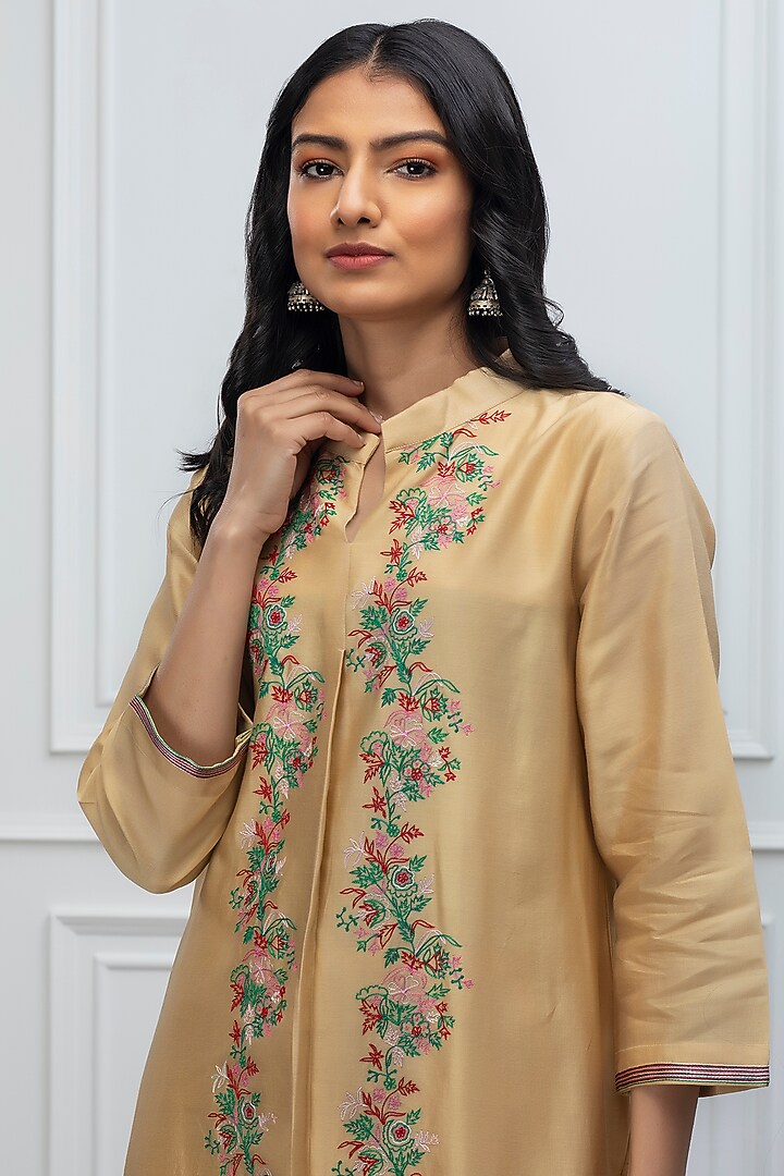 Beige Hand Embroidered Kurta by Smriti Gupta at Pernia's Pop Up Shop