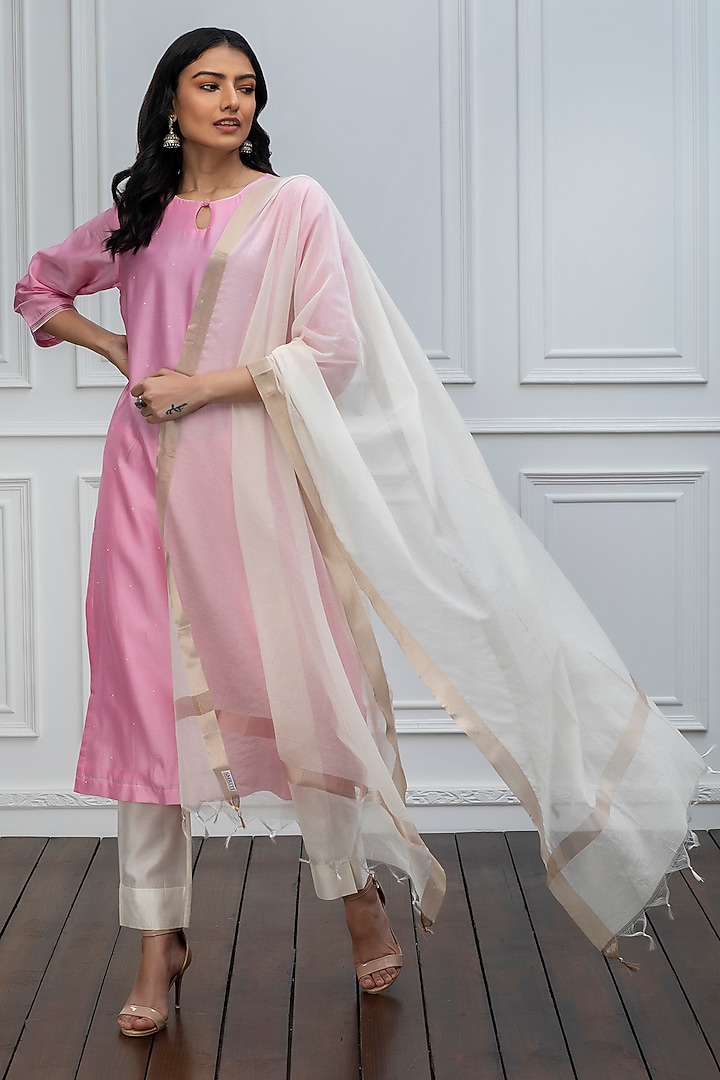 White Handwoven Dupatta With Zari Trims by Smriti Gupta at Pernia's Pop Up Shop