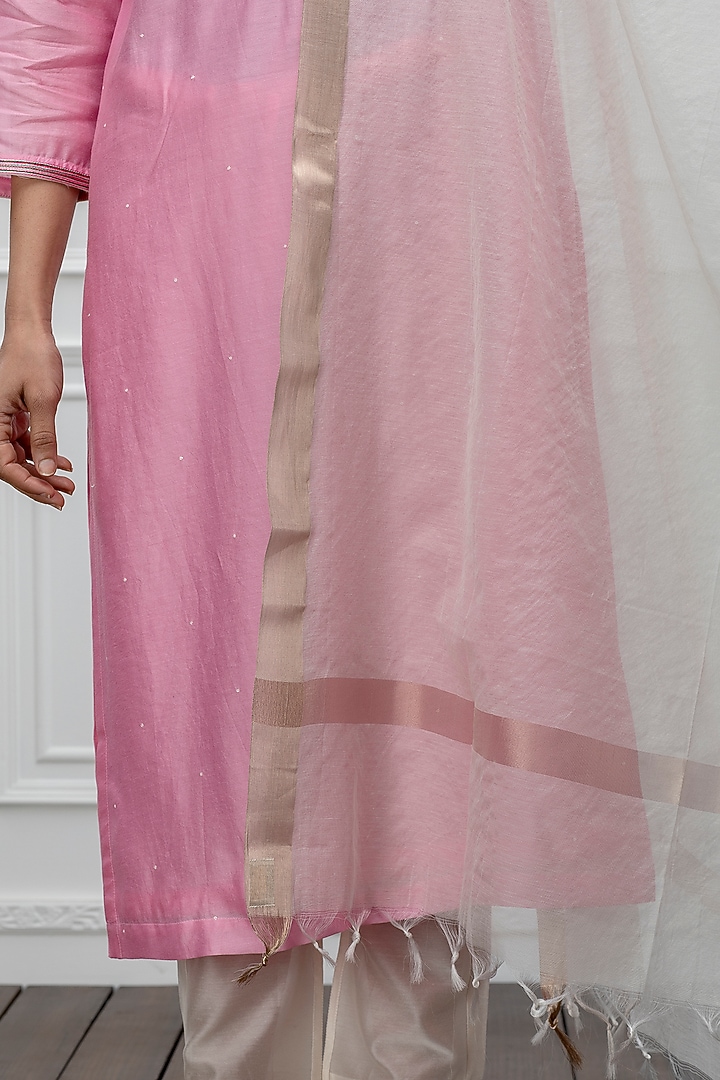 White Handwoven Dupatta With Zari Trims by Smriti Gupta at Pernia's Pop Up Shop