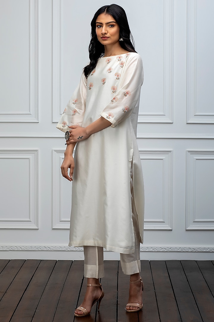 Off-White Hand Embroidered Kurta by Smriti Gupta at Pernia's Pop Up Shop