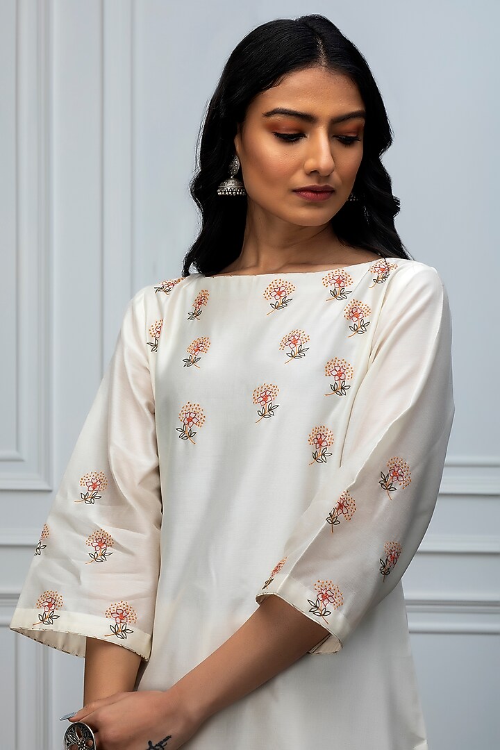 Off-White Hand Embroidered Kurta by Smriti Gupta at Pernia's Pop Up Shop