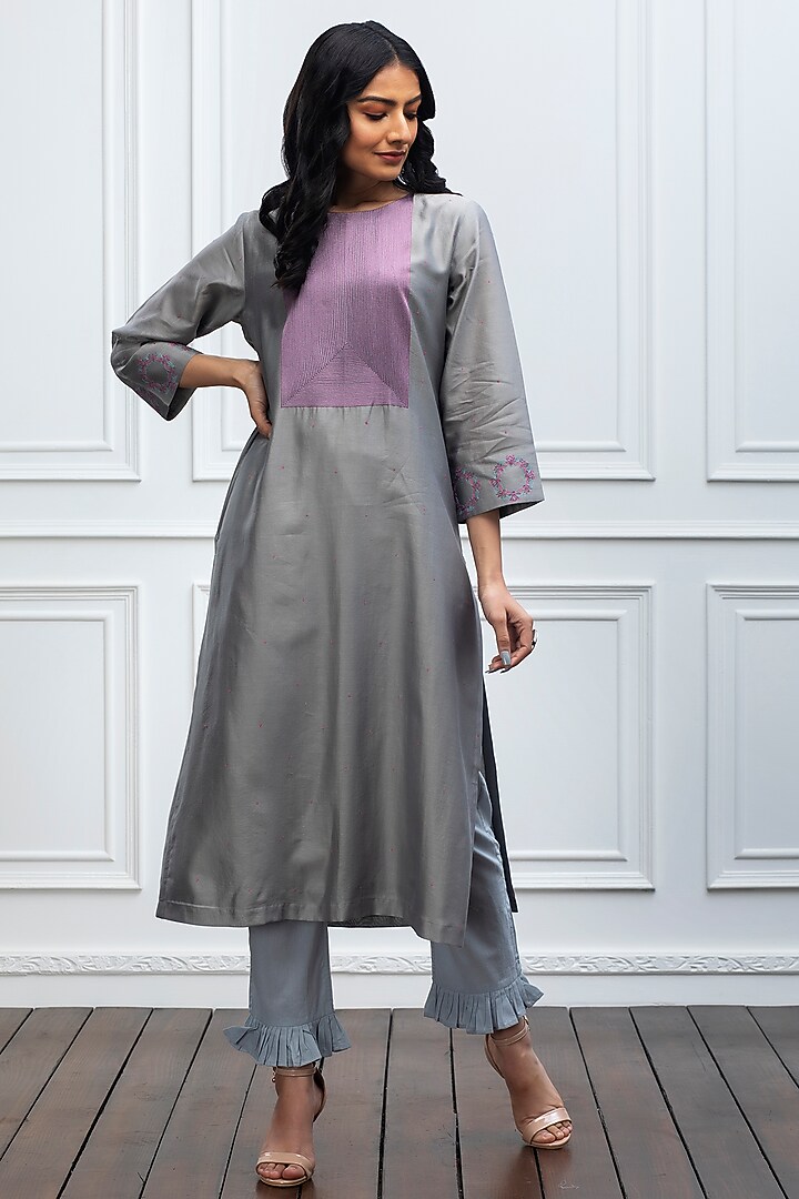 Grey Hand Embroidered Kurta by Smriti Gupta at Pernia's Pop Up Shop