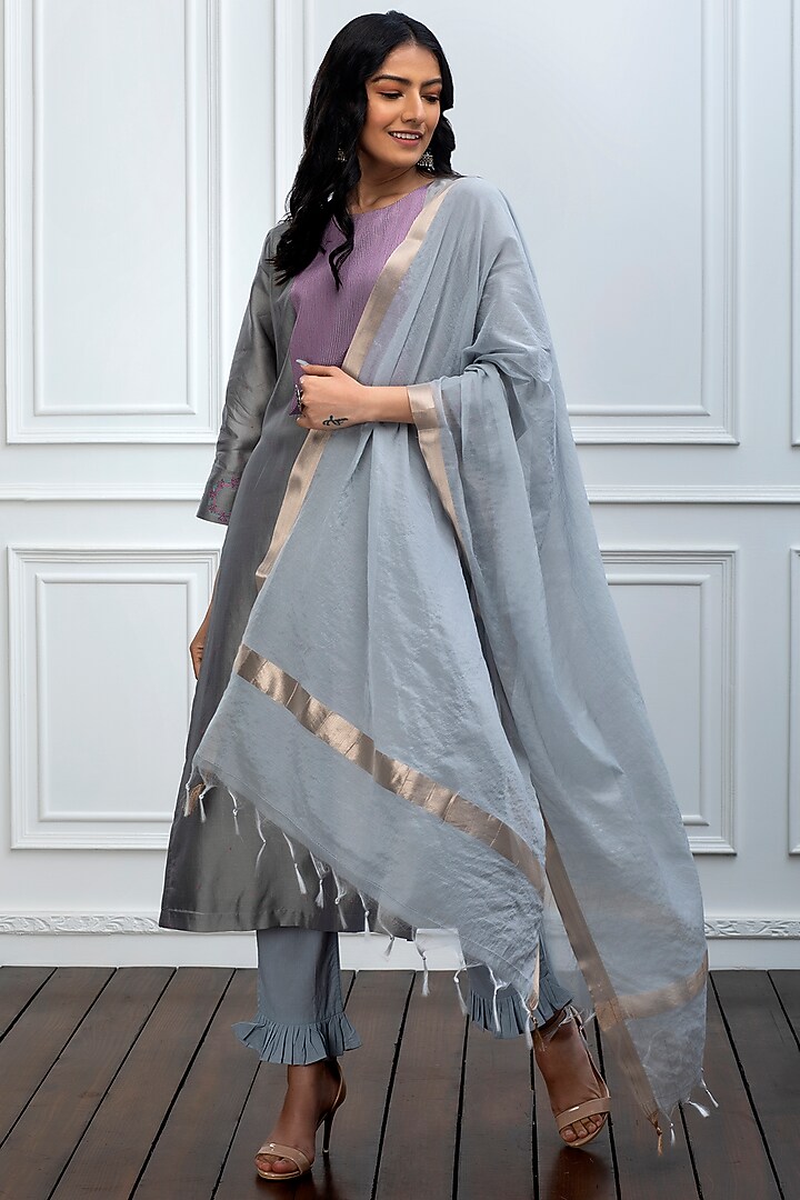 Grey Dupatta With Zari Trims by Smriti Gupta at Pernia's Pop Up Shop
