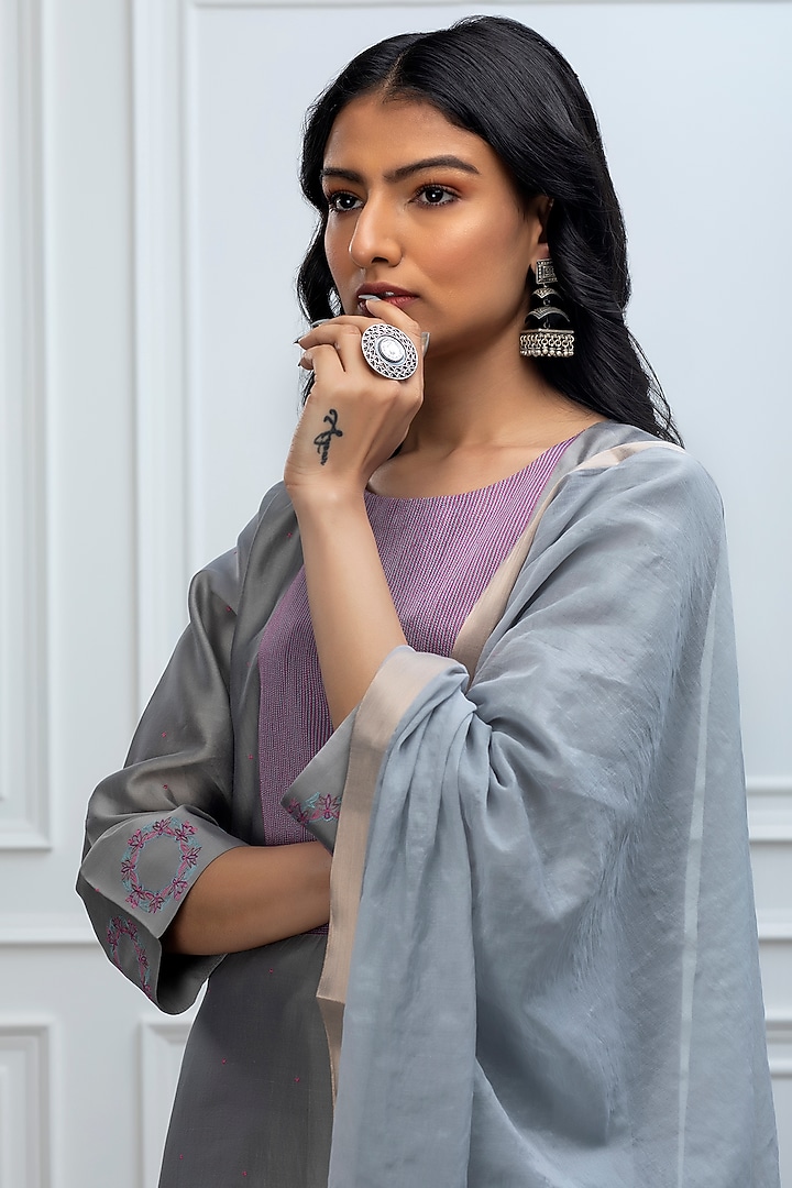 Grey Dupatta With Zari Trims by Smriti Gupta at Pernia's Pop Up Shop