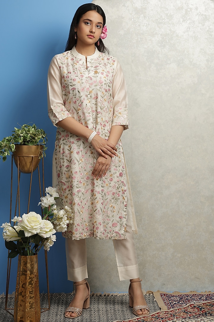 Off-White Chanderi Floral Embroidered Kurta by Smriti Gupta at Pernia's Pop Up Shop