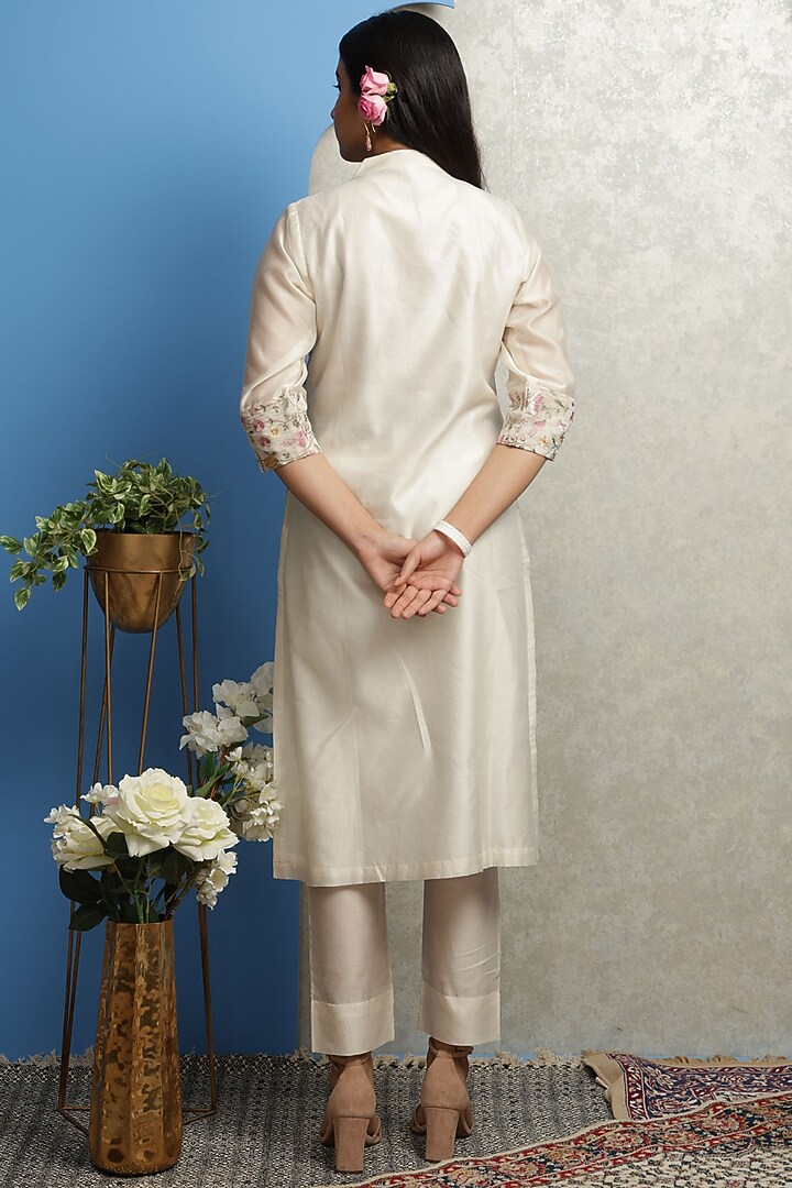 Off-White Chanderi Floral Embroidered Kurta Set by Smriti Gupta at Pernia's Pop Up Shop