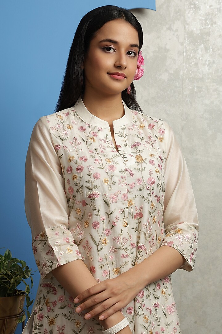 Off-White Chanderi Floral Embroidered Kurta Set by Smriti Gupta at Pernia's Pop Up Shop