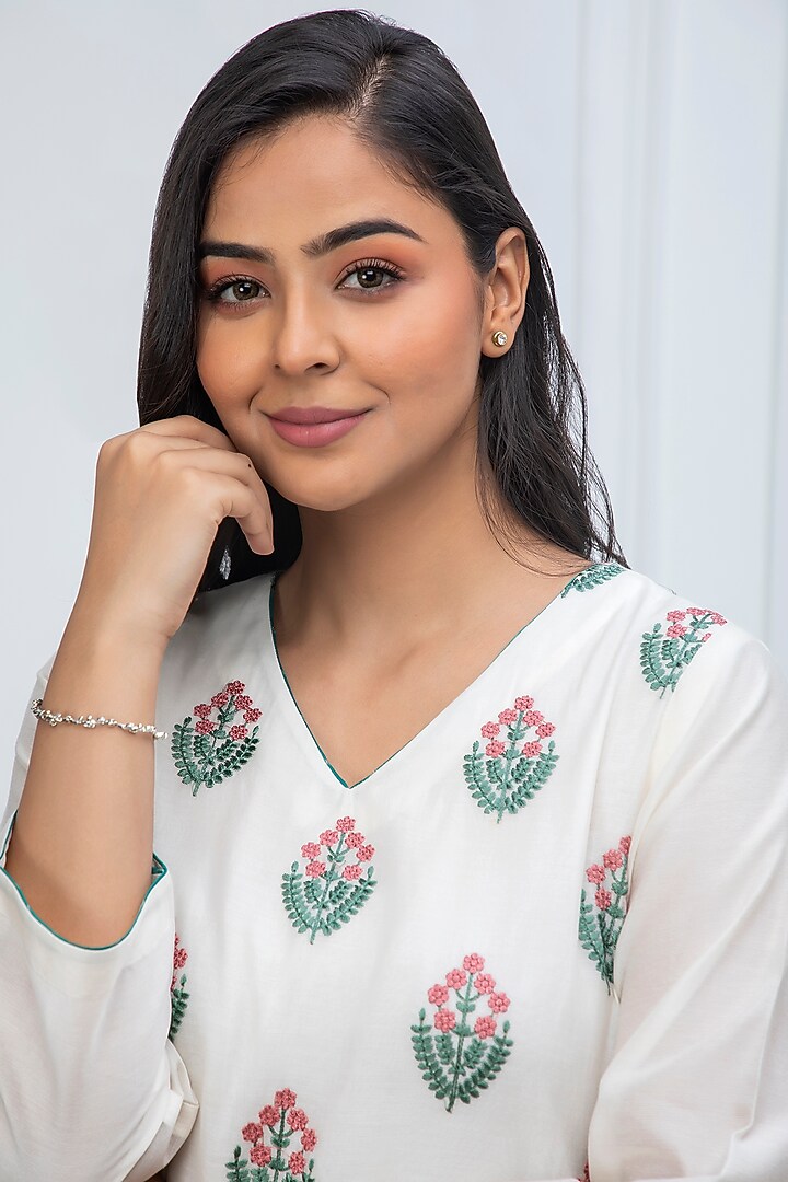 Off White Embroidered Kurta Set by Smriti Gupta at Pernia's Pop Up Shop