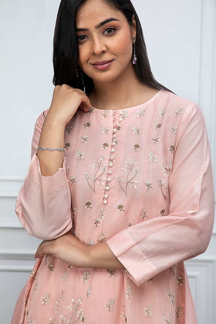 Peach Embroidered Kurta Set by Smriti Gupta at Pernia's Pop Up Shop