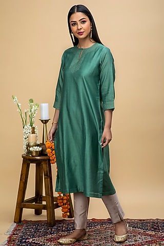 Green Embroidered Kurta Set by Smriti Gupta