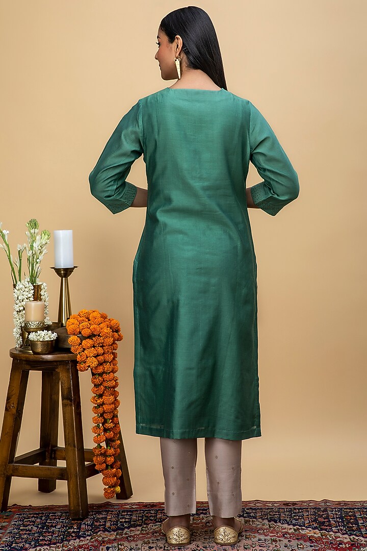 Green Embroidered Kurta Set by Smriti Gupta at Pernia's Pop Up Shop