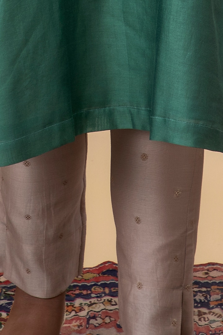 Green Embroidered Kurta Set by Smriti Gupta at Pernia's Pop Up Shop