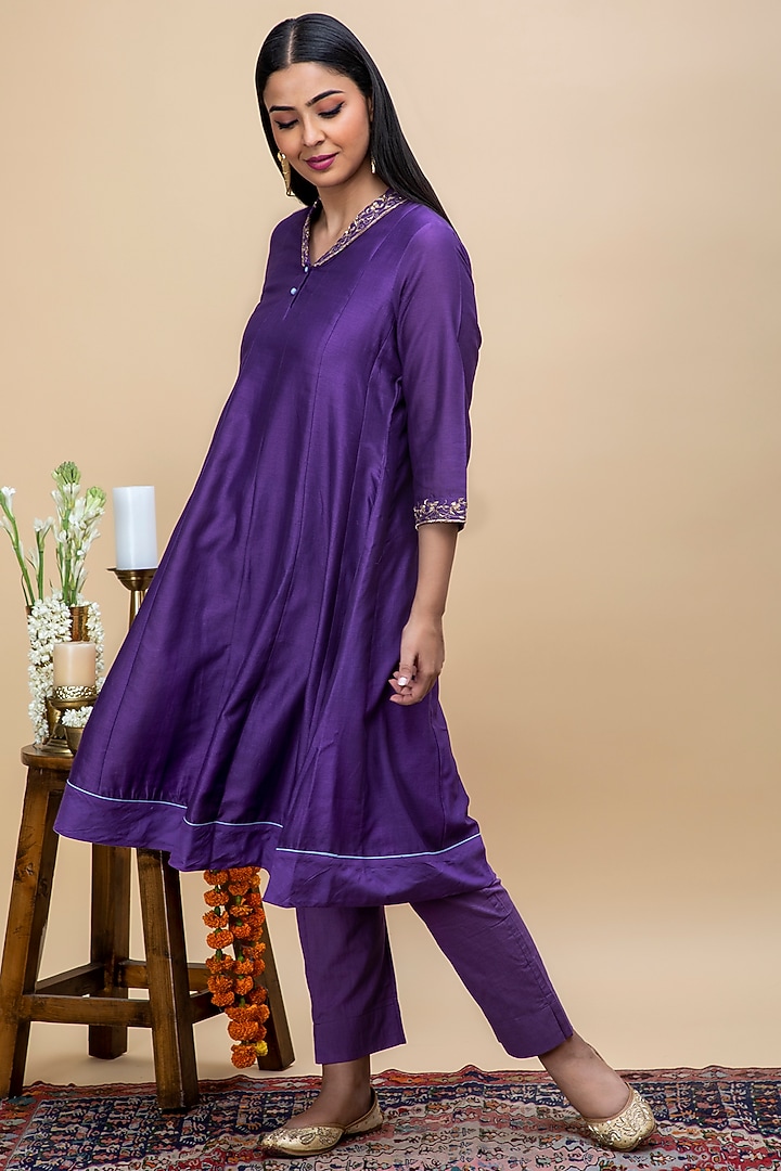 Purple Embroidered Kalidar Kurta Set by Smriti Gupta at Pernia's Pop Up Shop