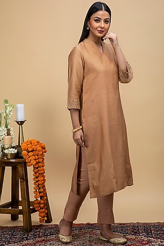 Brown Embroidered Kurta Set by Smriti Gupta