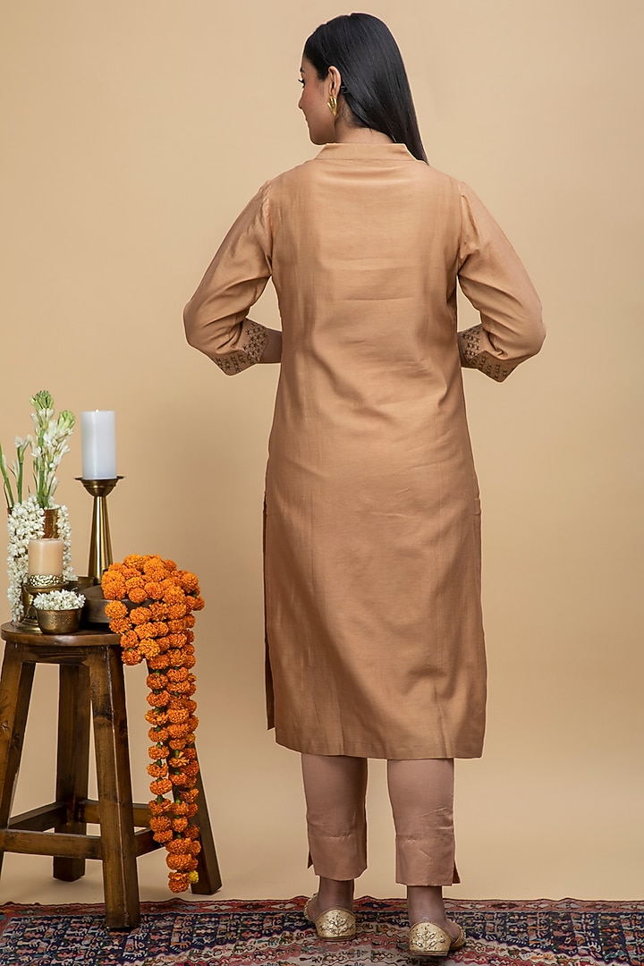 Brown Embroidered Kurta Set by Smriti Gupta at Pernia's Pop Up Shop