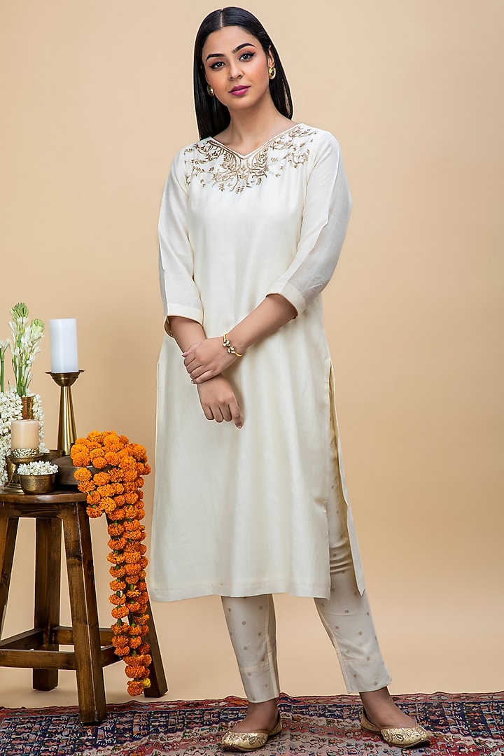 Cream Embroidered Kurta Set by Smriti Gupta at Pernia's Pop Up Shop
