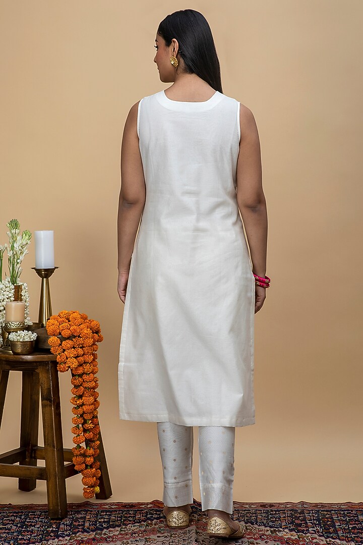 Off White Hand Embroidered Kurta Set by Smriti Gupta at Pernia's Pop Up Shop