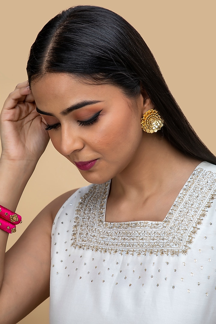Off White Hand Embroidered Kurta Set by Smriti Gupta at Pernia's Pop Up Shop