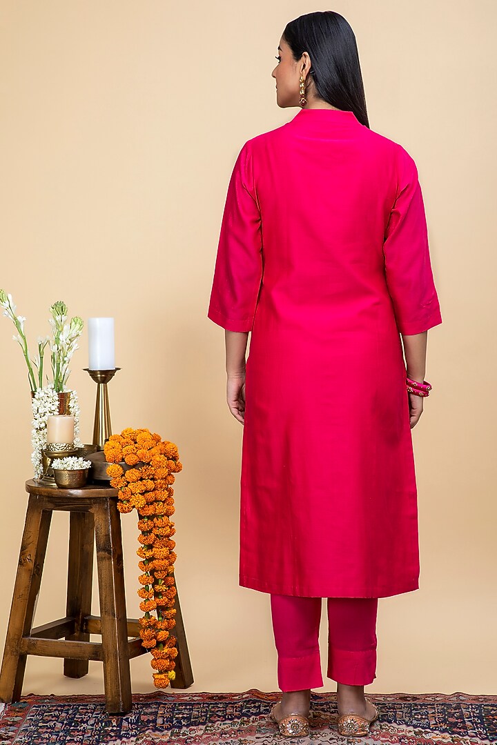 Fuchsia Embroidered Kurta Set by Smriti Gupta at Pernia's Pop Up Shop