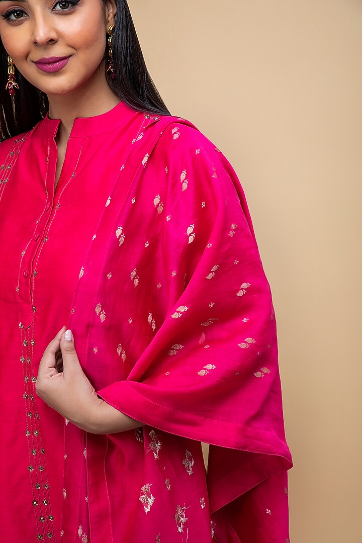 Fuchsia Embroidered Kurta Set by Smriti Gupta at Pernia's Pop Up Shop