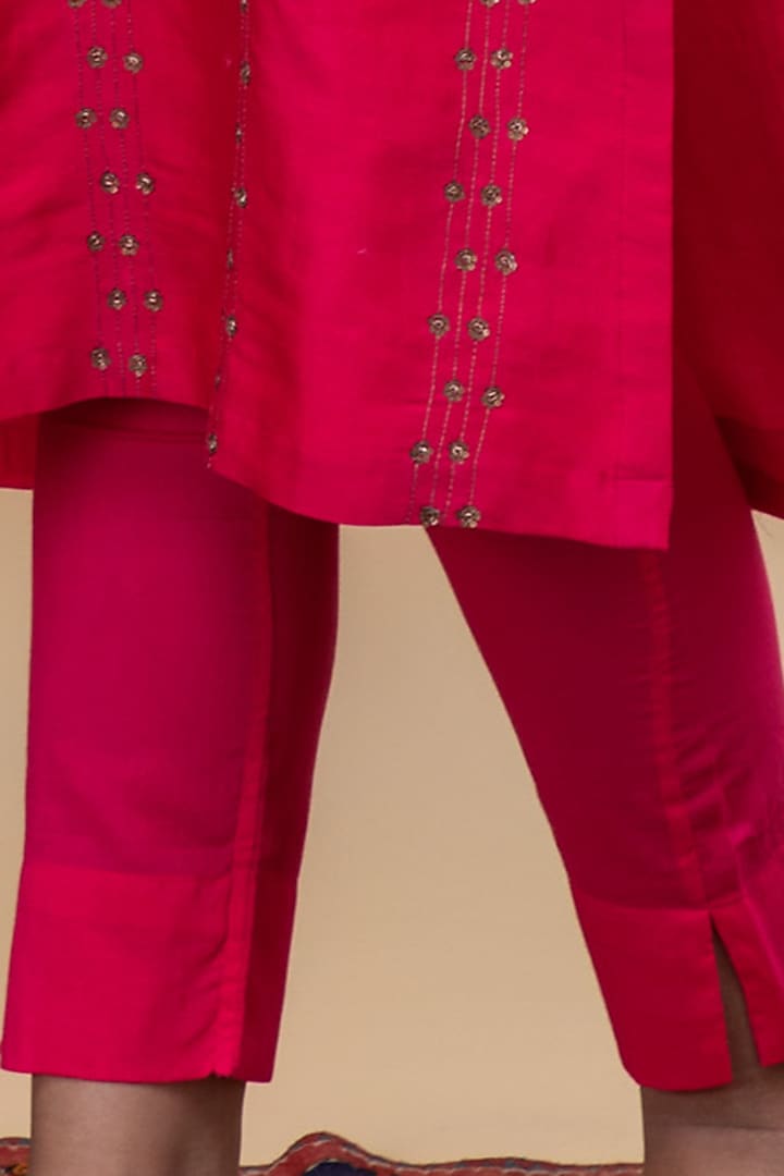 Fuchsia Embroidered Kurta Set by Smriti Gupta at Pernia's Pop Up Shop