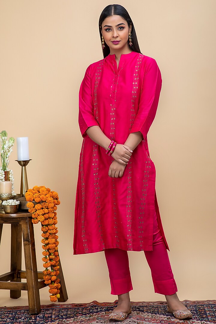 Fuchsia Embroidered Kurta Set by Smriti Gupta at Pernia's Pop Up Shop