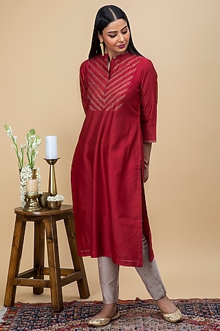 Maroon Embroidered Kurta Set by Smriti Gupta
