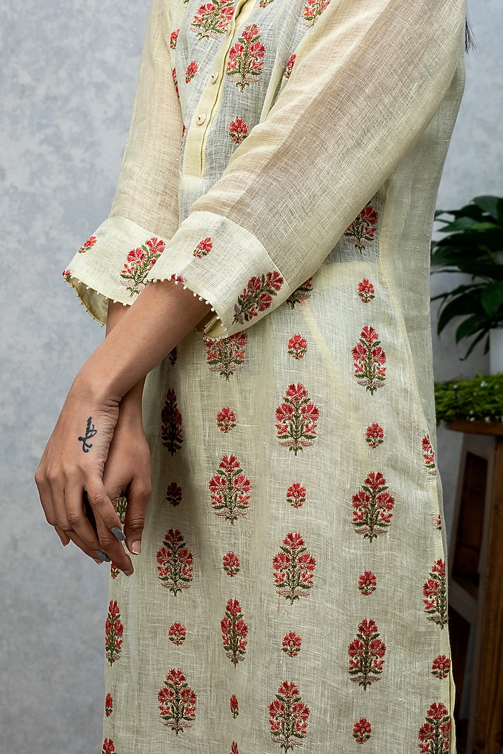 Yellow Embroidered Kurta Set by Smriti Gupta at Pernia's Pop Up Shop